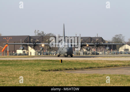 Naso sul colpo di un USAF MC-130J da Mildenhall in base 67th SOS/352 SOWas egli taxi sulla pista per una serata partenza. Foto Stock