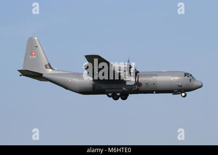 Royal Air Force danese C-130J Hercules sull approccio nella RAF Mildenhall nel corso di un esercizio congiunto. Foto Stock