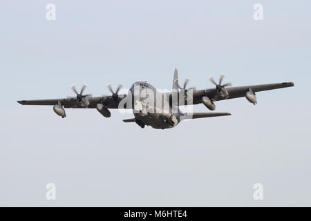 Mildenhall in base MC-130J dal residente 67th Special Operations Squadron arrampicata fuori dopo aver preso il largo per una serata partenza. Foto Stock