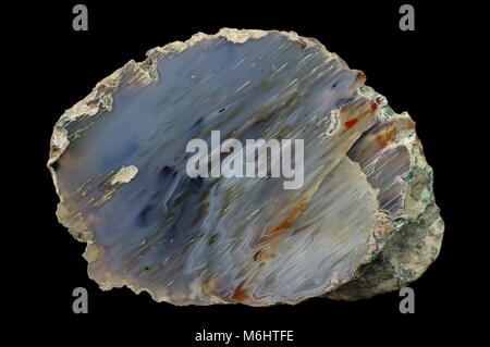 Micro-agata stalattite (in posizione di retromarcia). Multicolore bande di silice colorata con ossidi metallici sono visibili. Origine: Rudno vicino a Cracovia in Polonia. Foto Stock