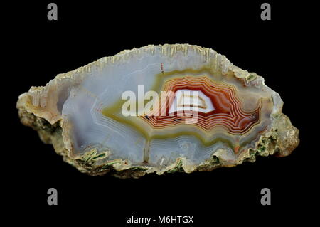 Una sezione di agata. Multicolore anelli di silice colorata con ossidi metallici sono visibili. Micro-stalactite agata. Origine: Rudno vicino a Cracovia in Polonia. Foto Stock