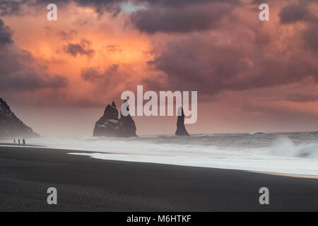 Enormi nuvole sulla spiaggia di sabbia nera in Islanda Foto Stock