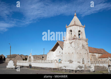 La chiesa nel villaggio di Isluga Foto Stock