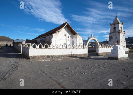 La chiesa nel villaggio di Isluga Foto Stock