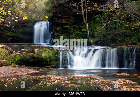 Sgwd Ddwli ISAF o Lower Gushing Falls, Brecon Beacons National Park, Galles del Sud, Regno Unito Foto Stock