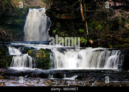 Sgwd Ddwli ISAF o Lower Gushing Falls, Brecon Beacons National Park, Galles del Sud, Regno Unito Foto Stock