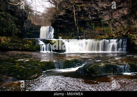 Sgwd Ddwli ISAF o Lower Gushing Falls, Brecon Beacons National Park, Galles del Sud, Regno Unito Foto Stock