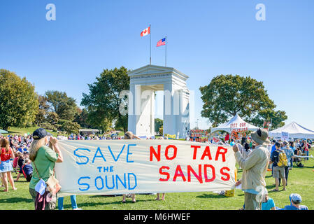 Nessun tar sands banner al cambiamento climatico non conosce confini. Rally Internazionale in Canada Stati Uniti Pace Arch varcare il confine. Foto Stock