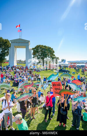 Il cambiamento climatico non conosce confini. Rally Internazionale in Canada Stati Uniti Pace Arch varcare il confine. Foto Stock