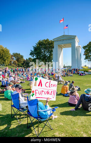 Il cambiamento climatico non conosce confini. Rally Internazionale in Canada Stati Uniti Pace Arch varcare il confine. Foto Stock