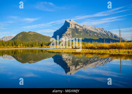 Mount Rundle riflessa nei Laghi Vermillion, Lago, Parco Nazionale di Banff, Alberta, Canada Foto Stock