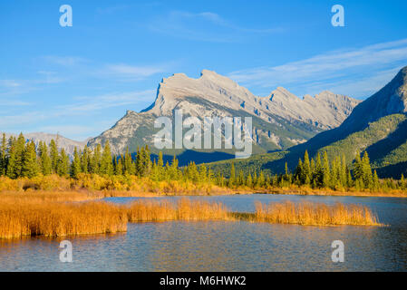 Mt. Rundle, Laghi Vermillion, Lago, Parco Nazionale di Banff, Alberta, Canada Foto Stock