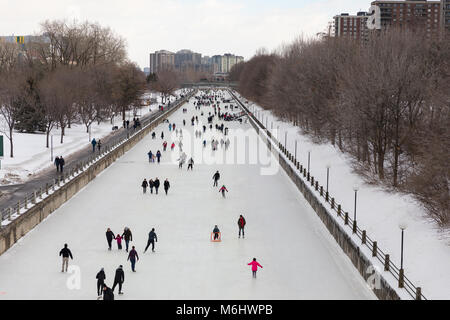 Ottawa, Ontario, Canada - 20 Gennaio 2018: i pattinatori sul Canale Rideau Foto Stock