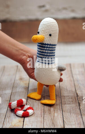 Seagull giocattolo in maglia la tecnica di maglieria amigurumi Foto Stock