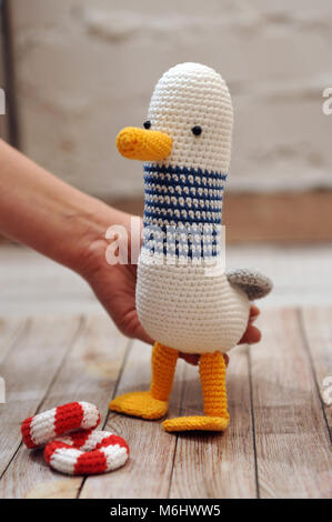 Seagull giocattolo in maglia la tecnica di maglieria amigurumi Foto Stock