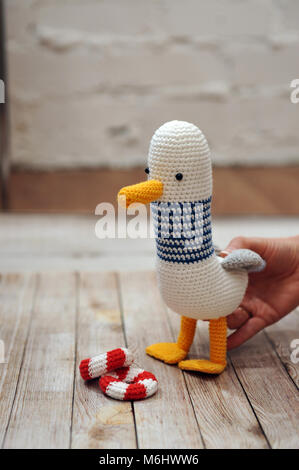 Seagull giocattolo in maglia la tecnica di maglieria amigurumi Foto Stock