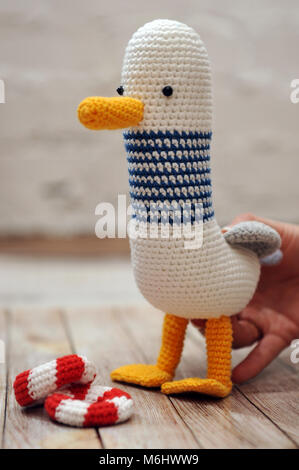 Seagull giocattolo in maglia la tecnica di maglieria amigurumi Foto Stock