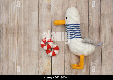 Seagull giocattolo in maglia la tecnica di maglieria amigurumi Foto Stock