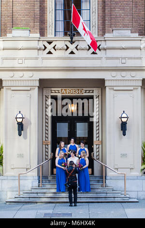 Sposa e le sue damigelle hanno in posa per un fotografo nel centro cittadino di Vancouver Foto Stock