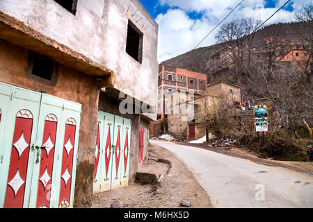 Il piccolo villaggio di Imlil nelle montagne Atlas in Marocco Foto Stock