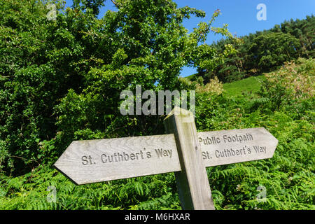 St Cuthbert's Way, Northumberland, itinerario a piedi. Cartello vicino Chatton. Foto Stock