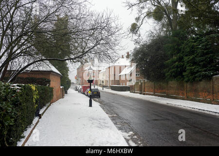 Odiham High Street in Hampshire, Regno Unito su un freddo inverno nevoso del giorno Foto Stock