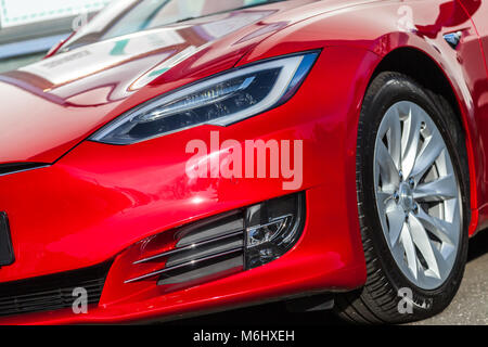 FUERTH / Germania - 4 Marzo 2018: Tesla logo su un auto Tesla Tesla, Inc. è una società americana che si è specializzata nel settore terziario elettrico, energia storag Foto Stock