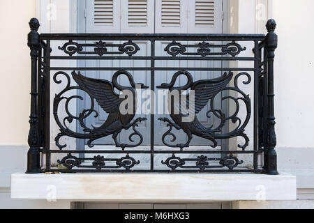 Ghisa balcone. Architettura neoclassica nel quartiere di Plaka, Atene, Grecia Foto Stock