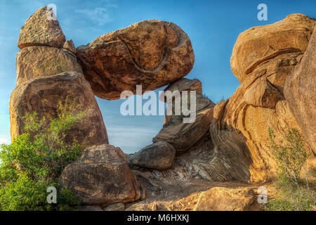 Bilanciamento, roccia erosa roccia ignea (resti di un laccolith), Grapevine colline, parco nazionale di Big Bend, Texas, Stati Uniti d'America. Foto Stock