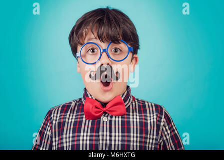 Ragazzo divertente con baffi finti e cravatta su sfondo blu Foto stock -  Alamy
