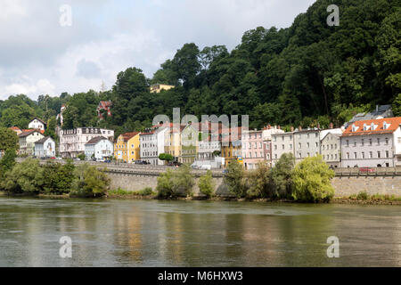 Striscia di edifici colorati lungo la. Fiume Danubio in Passau, Germania. Foto Stock