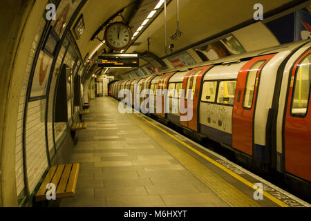Treno fantasma, Kennington La stazione della metropolitana di Londra, Inghilterra, Regno Unito; Foto Stock