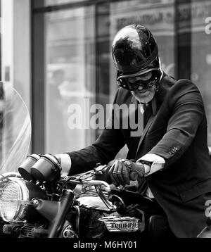 Londra Regno Unito 14 agosto 2017. City Gent cavalca il suo Trionfo Bonneville, Bloomsbury Credit: Ian Humphreys Foto Stock