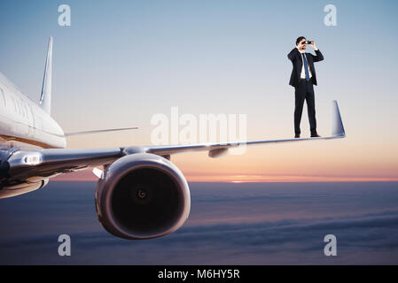 Imprenditore con il binocolo su un aeromobile cerca nuove opportunità di business Foto Stock