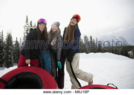 Ritratto femminile giocosi amici con tubi interni in snow