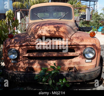 Vista frontale di rusty vintage carrello. Foto Stock