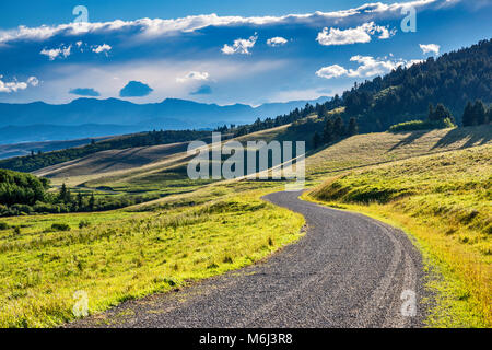 Drammatica nubi su Canadian Rockies, principali gamme, vista da ovest Sharples Creek Road in Porcupine Hills, Alberta, Canada Foto Stock