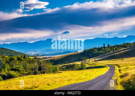 Drammatica nubi su Canadian Rockies, principali gamme, vista da ovest Sharples Creek Road in Porcupine Hills, Alberta, Canada Foto Stock