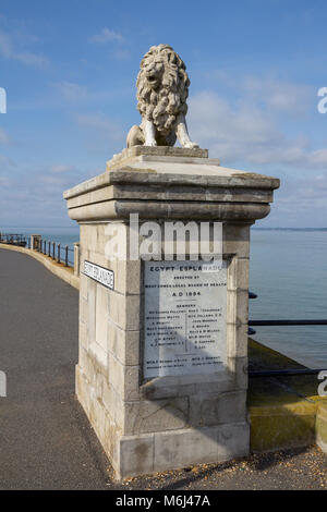 Statua di Lion su Egitto Esplanade, Cowes, Isle of Wight, Regno Unito Foto Stock