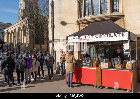 Cioccolata calda di stallo di mercato, Cambridge, Regno Unito Foto Stock