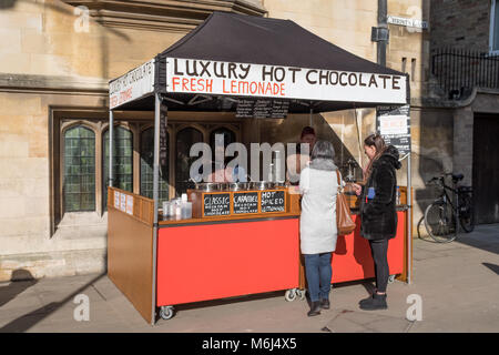 Cioccolata calda di stallo di mercato, Cambridge, Regno Unito Foto Stock