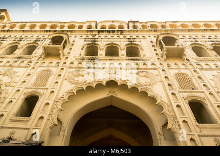 Lucknow, India: 3 Feb 2018: cancello di ingresso alla bara imambara nella città di Lucknow. Girato da terra alla ricerca fino a mostrare la impressionante altezza. Uno dei maggiori e più famosi santuari per i musulmani sciiti. Foto Stock