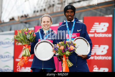 Vincitore di uomini della gara Mo Farah, (destra) di fianco al vincitore della donna gara Charlotte Purdue, (sinistra) durante la vitalità grande la metà nel centro di Londra. Foto Stock