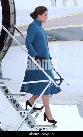 Il Duca e la Duchessa di Cambridge arriva a Oslo Gardermoen aeroporto e sono accolti dal Principe Ereditario Haakon e Crown Princess Mette-Marit dotate: Catherine, duchessa di Cambridge, Kate, Catherine Middleton, Kate Middleton dove: Oslo, Norvegia quando: 01 Feb 2018 Credit: John Rainford/WENN.com Foto Stock