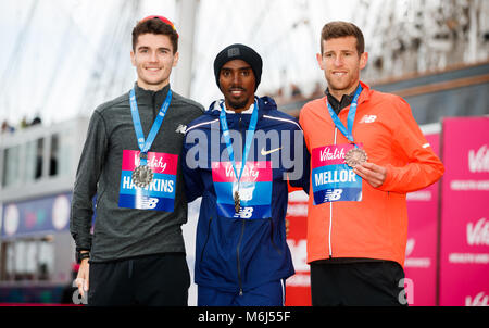 Mo Farah, (centro) il vincitore della vitalità grande la metà al fianco di Callum Hawkins, (sinistra) e Jonny Mellor come essi posano per una foto per il 1, 2, 3 nel campionato britannico durante la vitalità grande la metà nel centro di Londra. Foto Stock