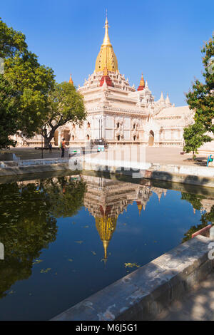 I turisti alla Pagoda di Ananda, Ananda Tempio a Bagan, Myanmar (Birmania), l'Asia in febbraio - riflessa in acqua Foto Stock