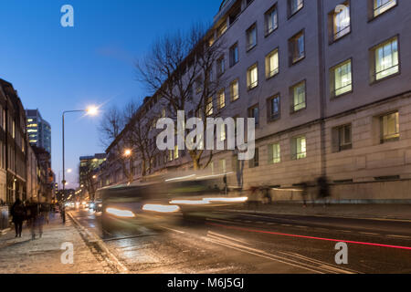 Il traffico su Gower Street, Londra di notte Foto Stock