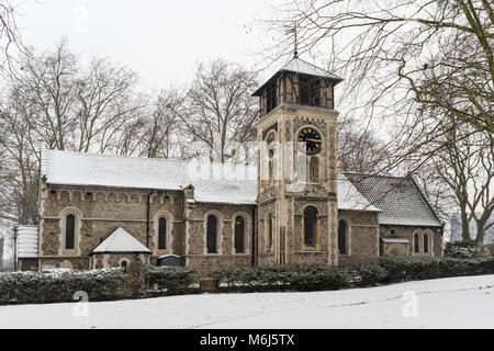 St Pancras vecchia chiesa nella neve, Camden, London, Regno Unito Foto Stock