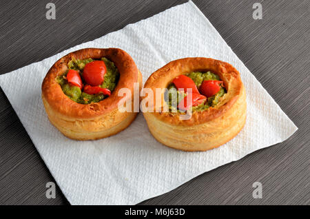 Vol-au-vent con funghi e pollo, su carta bianca Foto Stock