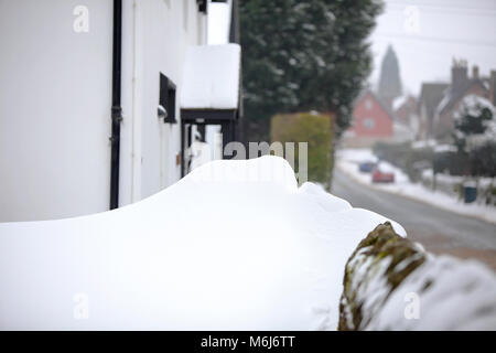 Una delle (40) immagini in questo Acton Burnell serie inverno. La combinazione di oggetti, segni, la vita vegetale, derive di neve e neve strutture in congelamento Febbraio 2018. Foto Stock